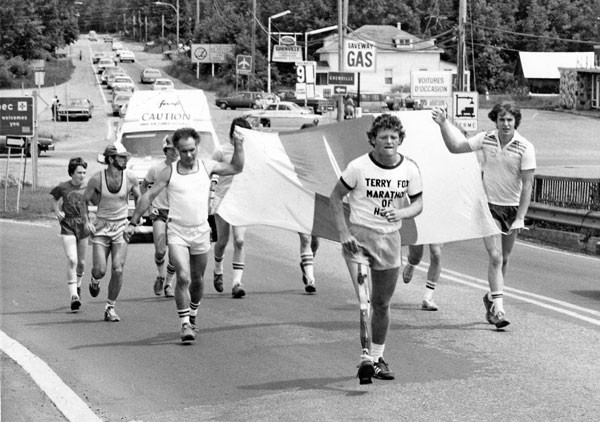 Năm 1980, với chiếc chân giả, Terry Fox thực hiện một cuộc chạy xuyên Canada để quyên tiền và kêu gọi sự chú ý của người dân với việc nghiên cứu chữa trị ung thư.