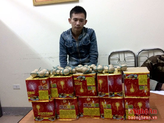 Đối tượng Ngô Quang Lược bị lực lượng cán bộ công an phòng PC46 bắt quả tang với 23kg pháo nổ vào ngày 25/11. (Ảnh tư liệu)