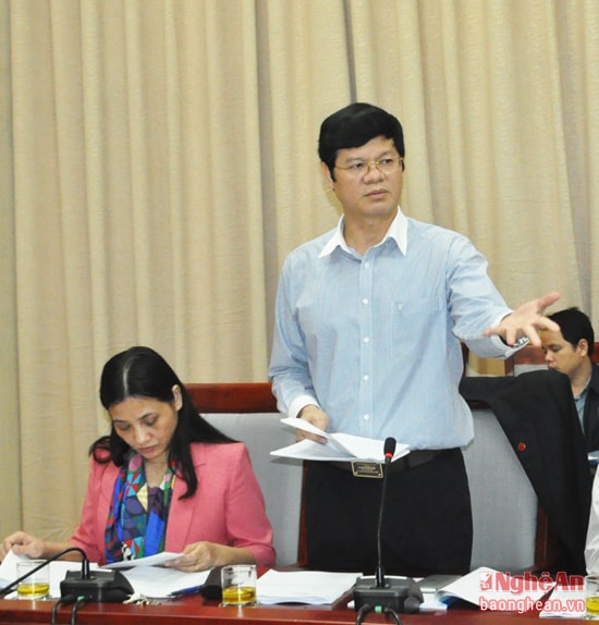 Đồng chí Lê Xuân Đại - Ủy viên Ban Thường vụ Tỉnh ủy, Phó Chủ tịch Thường trực UBND tỉnh báo cáo một số tình hình kinh tế - xã hội tỉnh
