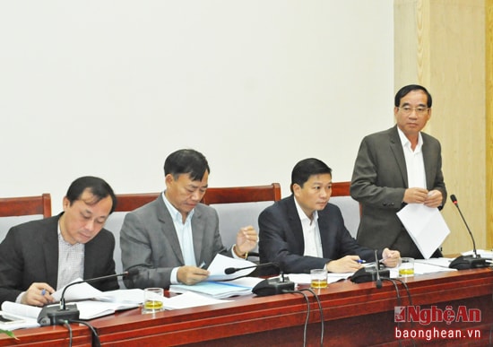 Đồng chí Hoàng Viết Đường - Ủy viên Ban Chấp hành Đảng bộ tỉnh, Phó Chủ tịch HĐND tỉnh cùng đại diện UBMTTQ tỉnh; lãnh đạo huyện Đô Lương tham dự Ngày hội Đại đoàn kết với nhân dân xóm Xuân Bài