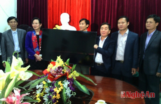 Bà Lê Thị Thủy tặng ti vi cho trường THCS Diễn Hạnh,Diễn Châu