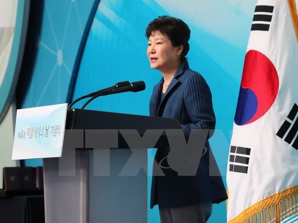 Tổng thống Park Geun-hye phát biểu tại một buổi lễ ở Busan, Hàn Quốc, ngày 27/10 vừa qua. (Ảnh: EPA/ Yonhap/TTXVN)