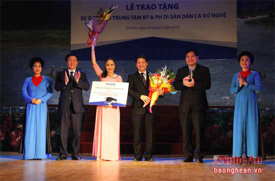 Phó Thủ tướng Vương Đình Huệ, Bí thư Tỉnh ủy Nguyễn Đắc Vinh tặng hoa chúc mừng lãnh đạo Trung tâm Bảo tồn và phát huy di sản dân ca ví dặm xứ Nghệ.