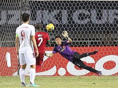 àn thắng ấn định tỷ số 2-1 trên chấm phạt đền của Indonesia.