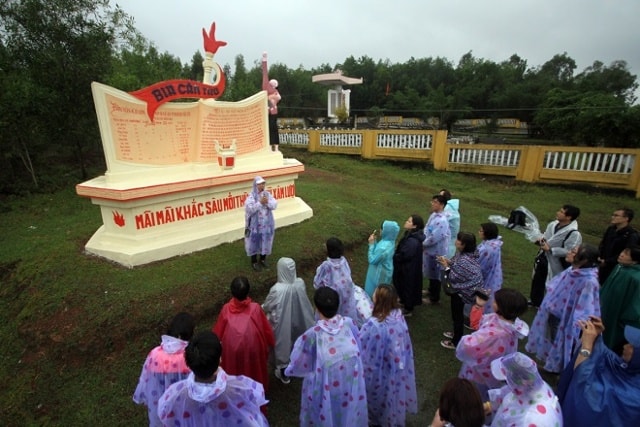 Sau lễ viếng ở bia tưởng niệm, những người Hàn Quốc đến viếng Bia căm thù ở xã Bình Hòa. Trên bia này, ghi rõ số phụ nữ, trẻ em, người già và phụ nữ mang thai bị sát hại.