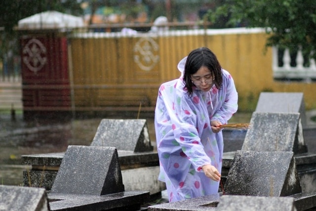 Những người Hàn Quốc cũng đến viếng nghĩa trang liệt sỹ Bình Hòa.
