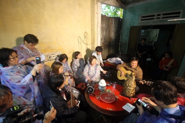 Trong vụ thảm sát, được người mẹ dùng thân che chở khi trốn dưới bùn ở ruộng lúa nên ông Nghĩa may mắn thoát chết, tuy nhiên ông đã mất đôi mắt. Ông Nghĩa không nhận bức tượng Pieta với tư cách cá nhân, nhưng vẫn cầm đàn hát tặng những người Hàn Quốc.