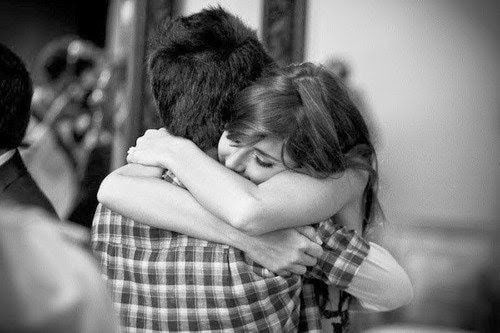 Những cái ôm đã kéo gần khoảng cách của những con người xa lạ với nhau, trong lần đầu tiên quen biết, gặp gỡ chúng ta không ngần ngại trao nhau những cái ôm thể hiện sự thân thiện và tinh thần đồng đội. Những cái ôm đó theo chúng ta đi hết cuộc đời.