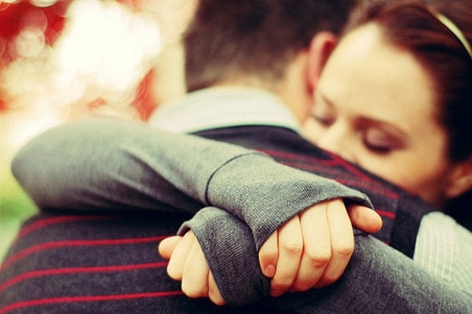 Ôm một ai đó sẽ khiến tim bạn cảm thấy ấm áp. Nó chính là một liều thuốc hữu ích cho tim mạch của bạn.