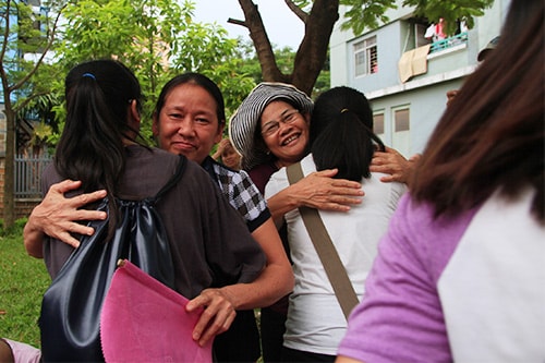 Hãy nghĩ đến những người thân, những người bạn trong cuộc đời mình. Bạn có điều gì muốn nói với họ? Bạn có muốn chia sẻ vòng tay của mình cho họ? Hay là bạn đang chờ đợi và hy vọng người ấy sẽ chủ động điều đó? Đừng chờ đợi! Hãy là người khởi đầu!
