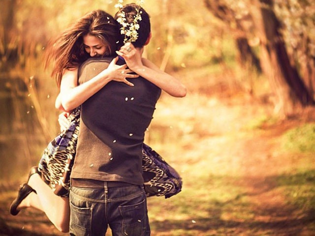 Cái ôm là một món quà lý tưởng, thích hợp cho mọi dịp, đem lại niềm vui cho cả người trao lẫn người nhận, chứng tỏ rằng bạn luôn quan tâm đến người ấy, không cần phải có một lớp giấy gói bóng láng, và dĩ nhiên, bạn có thể trao tặng lại cho người đã tặng mình.