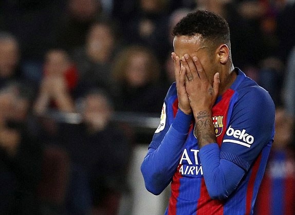 Neymar ôm mặt nuối tiếc sau khi bỏ lỡ cơ hội ngon ăn trong vòng cấm Real. Ảnh: Reuters