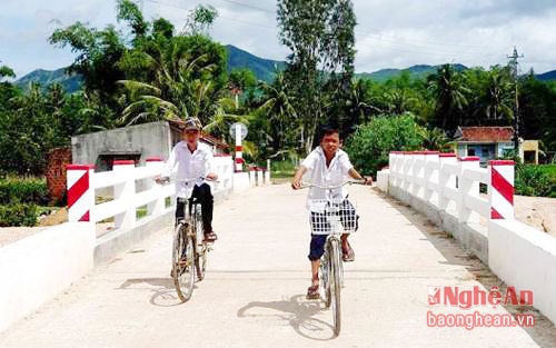Cầu dân sinh sau khi hoàn thành giúp người dân xóm 2, 3 xã Lĩnh Sơn, huyện Anh Sơn đi lại thuận tiện
