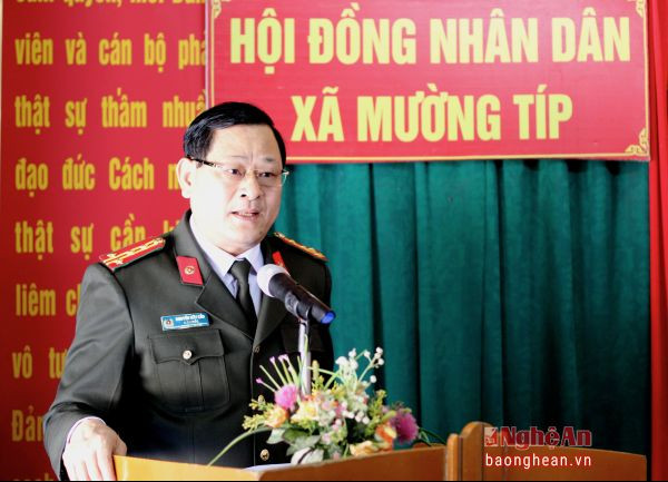 Đồng chí Nguyễn Hữu Cầu - Đại biểu Quốc hội - Giám đốc Công an tỉnh trả lời cử tri về vấn đề thủy điện. Ảnh tư liệu