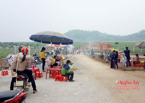 Hàng chục quán hàng bán các sản phẩm quê được bà con sẵn sàng phục vụ du khách ngày từ đầu mùa hoa.