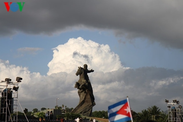 Nghĩa trang Santa Ifigenia cũng là nơi an nghỉ của người anh hùng dân tộc Jose Marti.