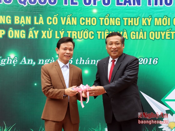 Ông Hồ Quang Thành, Giám đốc Sở Thông tin và truyền thông trao thể lệ cuộc thi cho Trường THCS Trung Đô