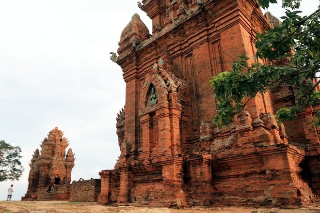 Tháp Po Klong Garai được xây dựng trên đỉnh núi Trầu, cách thành phố Phan Rang, tỉnh Ninh Thuận 5 km về phía tây bắc. Đây là một trong những quần thể tháp Chăm lớn và còn nguyên vẹn nhất tới nay. 