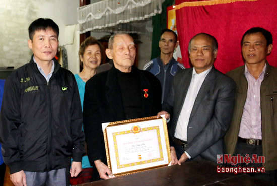 Đồng chí Trương Hồng Phúc – Tỉnh ủy viên – Bí thư huyện ủy trao huy hiệu 70 năm tuổi đảng cho ông Bùi Đăng Hậu