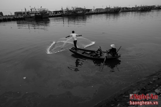 Ngay gần với đền Cờn Trong là dòng Mai Giang hiền hòa. Người dân Quỳnh Phương vẫn hàng ngày buông chài bắt tôm cá mưu sinh.