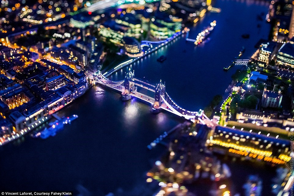 London, Anh. Kỹ thuật nghiêng ống kính từ Cầu Tháp qua dòng sông Thames làm cảnh nhìn phi hiện thực. 