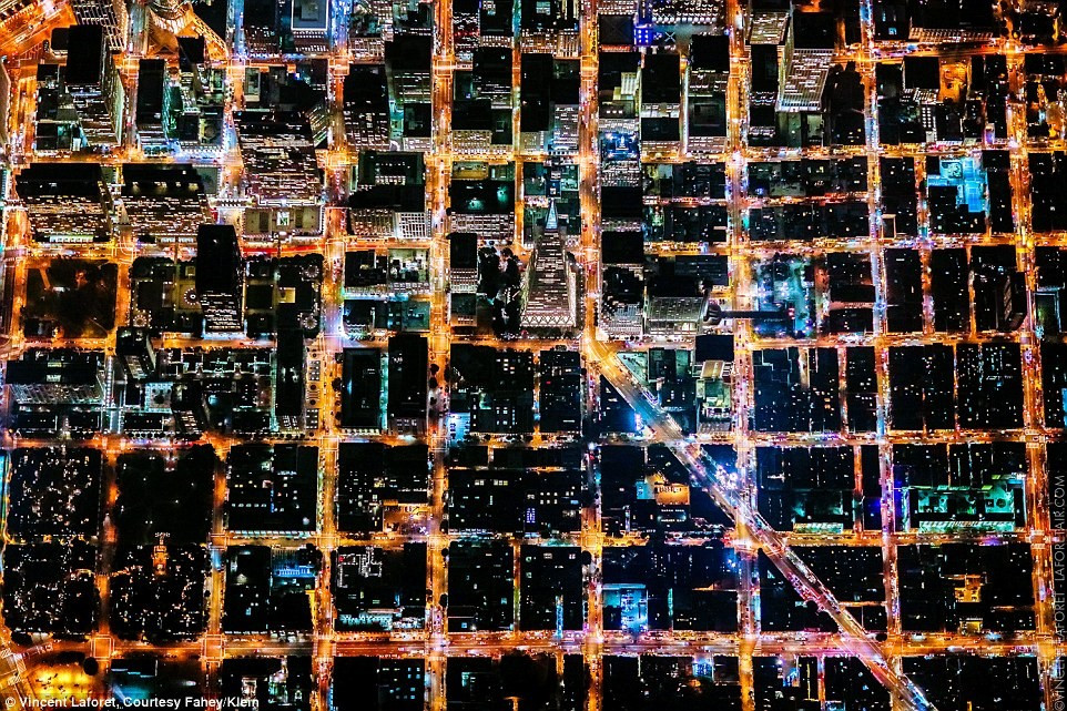 San Francisco, Mỹ. Cải tiến trong nhiếp ảnh giúp Laforet bắt được sự hòa trộn quyến rũ của những hàng đèn đường cũ màu vàng, đường cao tốc ngoằn ngoèo màu cam và ánh đèn LED xanh dương mới của tòa nhà chọc trời.