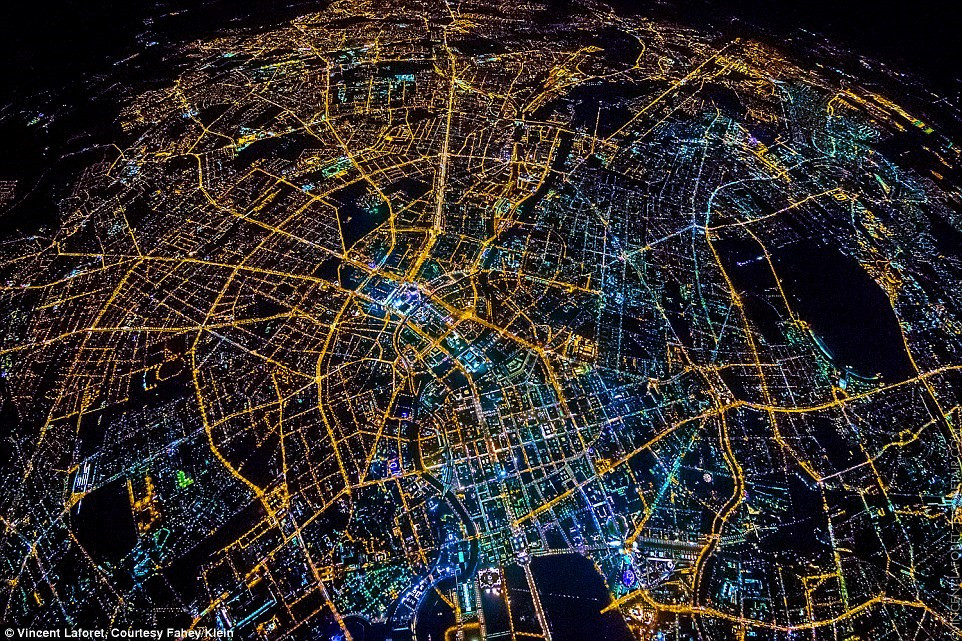 Berlin, Đức. Thành phố lấp lánh này là một mê cung của đèn đường vàng và ánh đèn LED xanh dương mới ở một số quận.