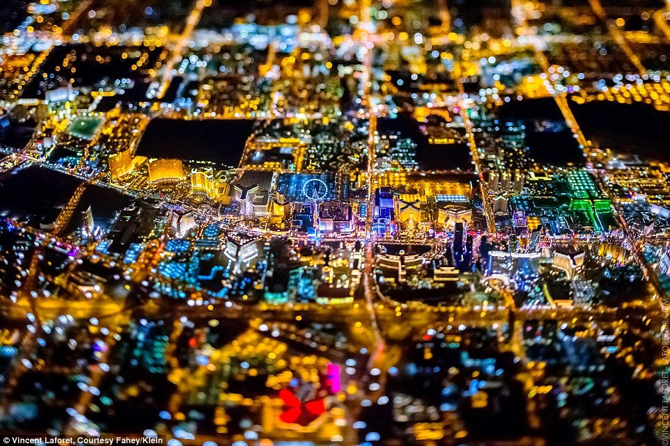 Las Vegas, Mỹ. Laforet cho biết những khách sạn nhỏ và vòng đu quay của một vùng ở thành phố này gợi nhớ tới bảng chơi cờ Monopoly khi chụp từ độ cao như vậy. 