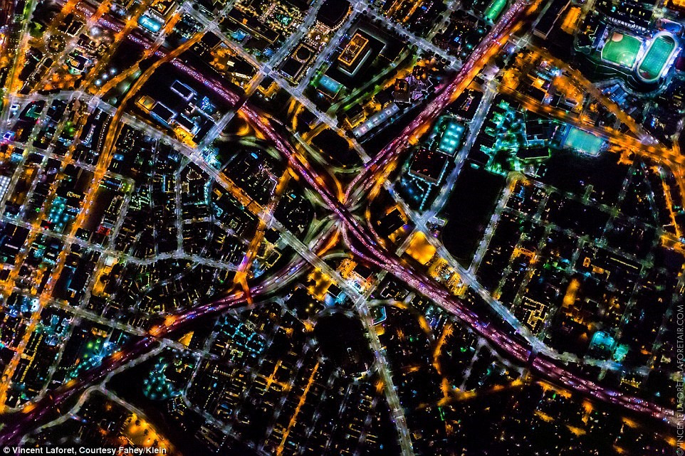 Los Angeles, Mỹ. Ảnh chụp là đường cao tốc huyết mạch của thành phố. Laforet nói “Không gian khởi nguồn từ mong muốn chia sẻ bài học quan trọng mà tôi khám phá trong suốt thập kỷ chụp hình trên không: Thế giới nhỏ hơn nhiều so với chúng ta nghĩ”. 