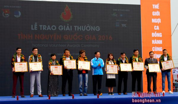 Đại diện CLB Hiến máu tình nguyện (ngoài cùng bên trái) nhận bằng khen của TW Đoàn TNCS Hồ Chí Minh.