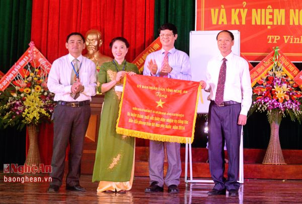 Đồng chí Lê Xuân Đại trao Cờ thi đua của UBND tỉnh cho Trường Trung cấp nghề Kinh tế - Công nghiệp - Thủ công nghiệp Nghệ An.