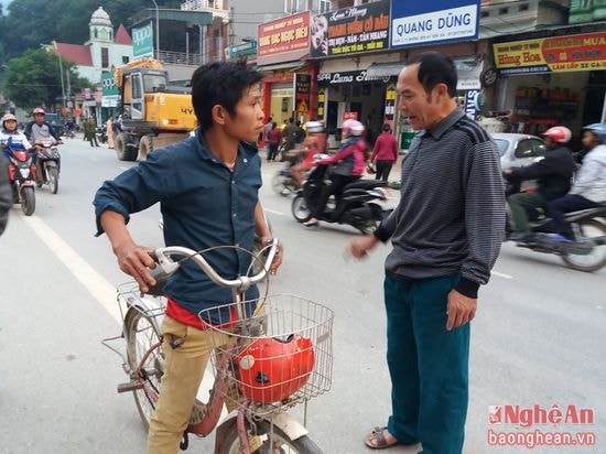 Nghe câu chuyển con trai ông Tuấn mất tích trước cổng chở giữa ban ngày, khiến nhiều người dân hoảng hốt, nhiều người đặt giả thiết nghi là cháu đã bị bắt cóc và gỏi điện cho lực lượng chức năng.