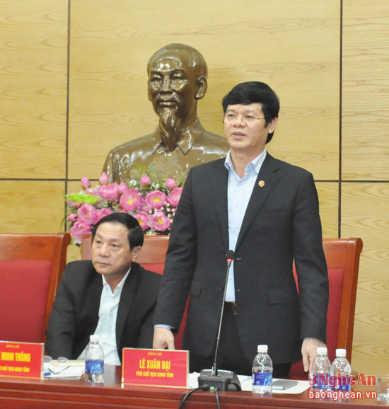 Đồng chí Lê Xuân Đại - Ủy viên Ban Thường vụ Tỉnh ủy, Phó Chủ tịch Thường trực UBND tỉnh báo cáo một số tình hình kinh tế - xã hội tỉnh