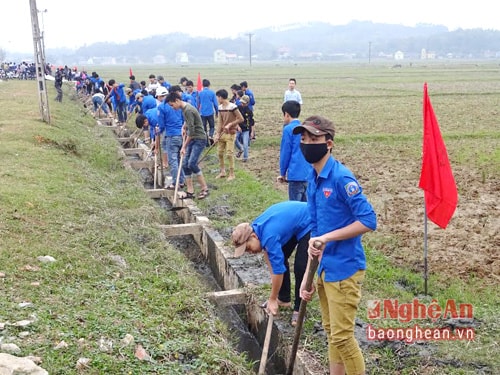 Đoàn viên thanh niên huyện Yên Thành ra quân nạo vét mương thủy lợi nội đồng