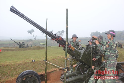 Các lực lượng hỏa lực và bộ binh thực hành bắn chiến đấu tiến công địch phòng ngự.