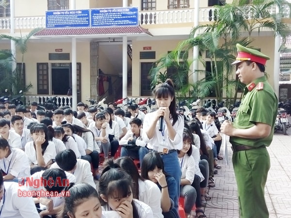 Công an huyện Diễn Châu tuyên truyền pháp luật về phòng chống pháo nổ cho học sinh Trung tâm Giáo dục thường xuyên huyện.