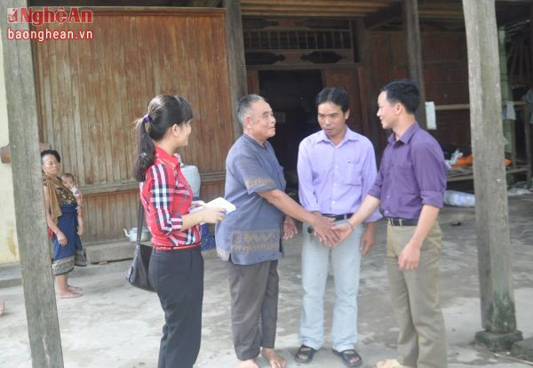 Cán bộ xã Thanh Sơn (Thanh Chương) trao đổi với ông Lương Văn Đào - đảng viên, người uy tín bản Kim Chương.