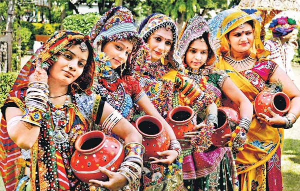 Lễ hội Holi Festival là màu sắc nhất thế giới chính vì lẽ đó nó còn được gọi là lễ hội màu sắc. Nó là một ngày lễ Hindu cổ đại đánh dấu sự chiến thắng của cái thiện trước cái ác. Holi được tổ chức vào ngày 23/3 năm hàng năm. Lễ hội bắt đầu với một buổi tối lửa trại và được theo sau bởi một buổi sáng đầy bột màu ném vào bất cứ ai và tất cả mọi người có mặt tại lễ hội.