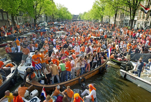 Lễ hội nhà Vua hay King's Day đánh dấu ngày sinh của Vua Willem Alexander. Lễ hội được diễn ra vào ngày ngày 27/4 hàng năm. Đến với lễ hội Nhà Vua bạn sẽ được trải nghiệm khu chợ toàn quốc và buổi hòa nhạc ngoài trời khổng lồ ở Amsterdam. Vào ngày này người Hà Lan ăn mừng bằng cách mặc quần áo màu cam (màu quốc gia) trong cuộc diễu hành và bán tất cả các mặt hàng từ đồ chơi cũ, hồ sơ đến sổ sách trong chợ trời lớn.