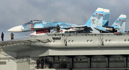 Một chiếc Su-33 Flanker đậu trên tàu sân bay Đô đốc Kuznetsov. Ảnh: SPUTNIK NEW