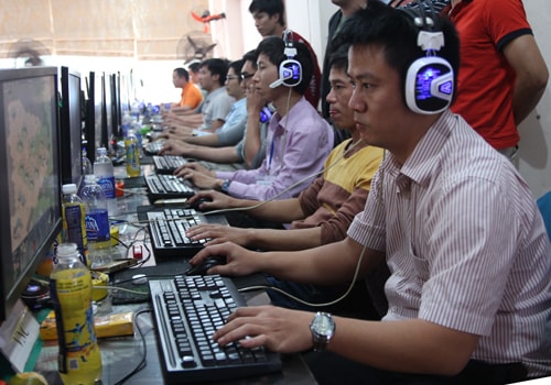 Những game thủ lịch sự với sơ mi, quần âu cùng ngồi đánh Chế.