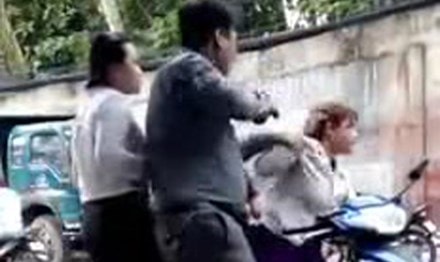Cảnh người đàn ông rút súng uy hiếp. Ảnh cắt từ clip.