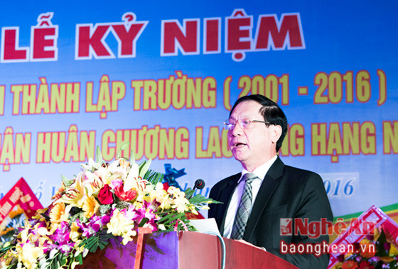 Phó Chủ tịch UBND tỉnh Lê Minh Thông mong muốn trường cần tập trung mọi nguồn lực để xây dựng trường trở thành nơi tạo nguồn nhân lực chất lượng cao của tỉnh