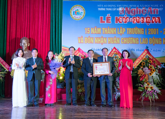 Thừa ủy quyền của Chủ tịch nước, lãnh đạo tỉnh trao Huân chương lao động hạng Nhì cho Trường Trung cấp nghề Kinh tế - Công nghiệp - Thủ công nghiệp Nghệ An.