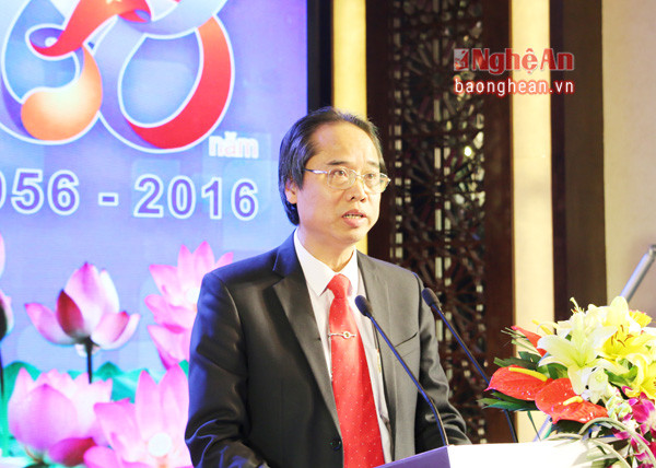 Ông Nguyễn Sỹ Văn, Chủ tịch kiêm Giám đốc Công ty xăng dầu Nghệ An báo cáo 60 xây dựng và phát triển của công ty.
