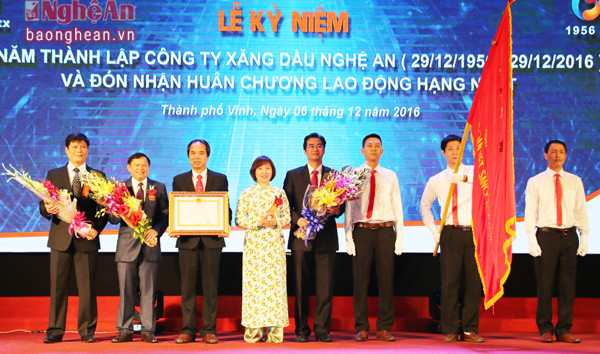 Thừa ủy quyền của Chủ tịch nước, bà Hồ Thị Kim Thoa, Thứ Trưởng Bộ Công Thương trao tặng Huân chương Lao động Hạng Nhất cho tập thể Công ty xăng dầu Nghệ An.