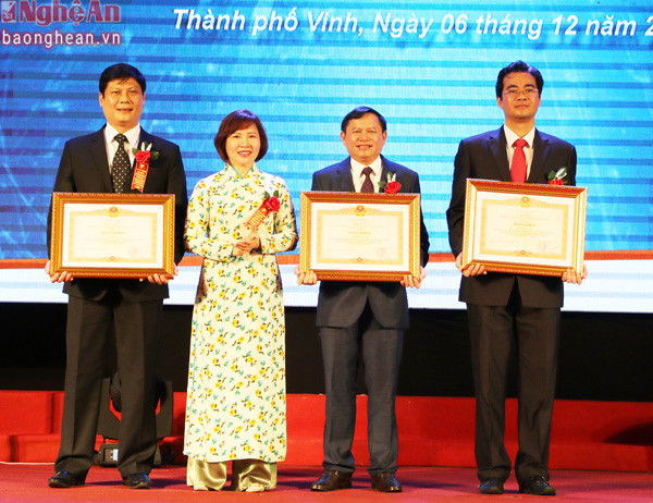 Bà Hồ Thị Kim Thoa trao Bằng khen của Thủ tướng Chính phủ cho các cá nhân.