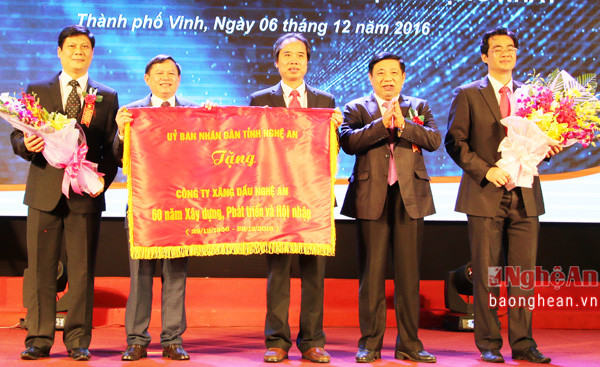 Đồng chí Nguyễn Xuân Đường trao bức trướng của UBND tỉnh tặng Công ty xăng dầu Nghệ An 60 năm xây dựng, phát triển và hội nhập.