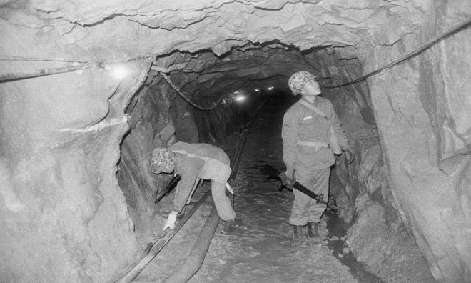 Hàn Quốc đến nay tìm thấy 4 đường hầm đi qua biên giới nước này và Triều Tiên, có khả năng di chuyển 30.000 quân trong một giờ, Daily Star hôm 5/12 đưa tin. Họ tin rằng còn 16 đường hầm khác chưa được phát hiện, gây lo ngại về nguy cơ xảy ra một cuộc tấn công bất ngờ. Ảnh: Bettmann.