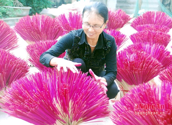 Người phụ nữa đầu tiên của làng nghề và cũng là người gắn bó với hương trầm hàng chúc năm nay. ( Trong ảnh: Bác Hoàng Việt) 